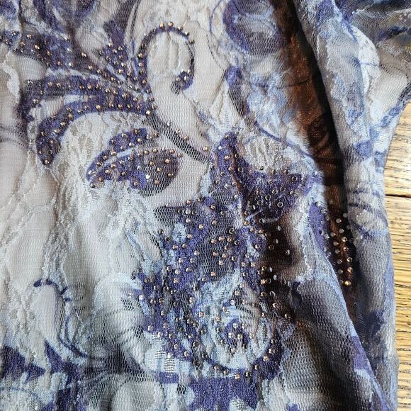White Grey Floral Lace Women's size M with a hint of sparkle Short Sleeve top - Picture 4 of 9